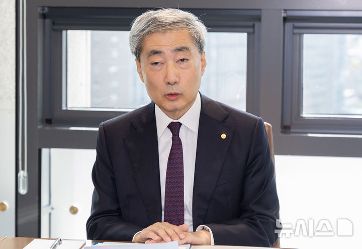 [서울=뉴시스] 전신 기자 = 신현송 한국은행 총재가 지난달 28일 오전 서울시 중구 남대문로 한국은행에서 이형일 경제부총리 겸 재정경제부 장관과 면담하고 있다. (공동취재) 2026.09.28. photo1006@newsis.com
