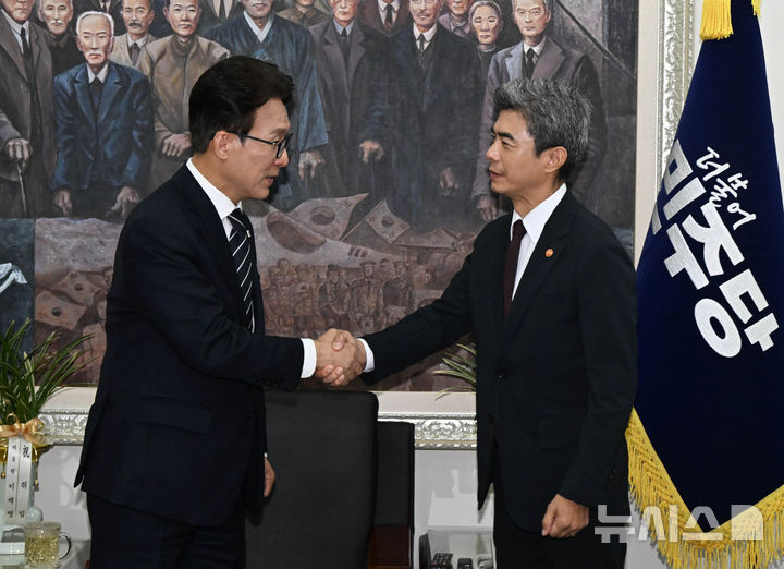 [서울=뉴시스] 국회사진기자단 = 김민석 더불어민주당 대표가 28일 국회에서 강신철 신임 국방부 장관을 접견하고 있다. 2026.09.28. photo@newsis.com