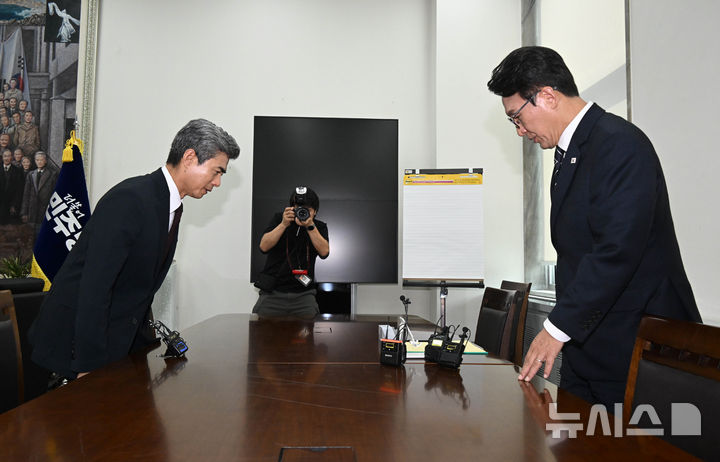 [서울=뉴시스] 국회사진기자단 = 김민석(오른쪽) 더불어민주당 대표가 28일 국회에서 강신철 신임 국방부장관을 접견하고 있다. 2026.09.28. photo@newsis.com
