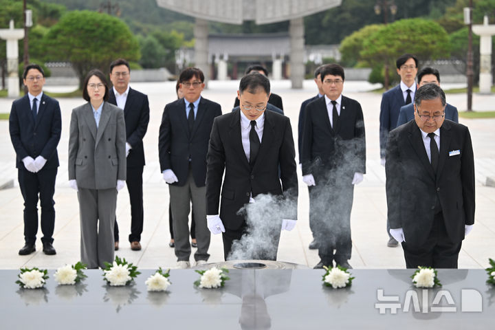 [전남광주=뉴시스] 이영주 기자 = 김상욱 울산시장(가운데)이 28일 오전 전남광주 북구 운정동 국립5·18민주묘지에서 오월영령에 묵념하고 있다. 2026.09.28. leeyj2578@newsis.com