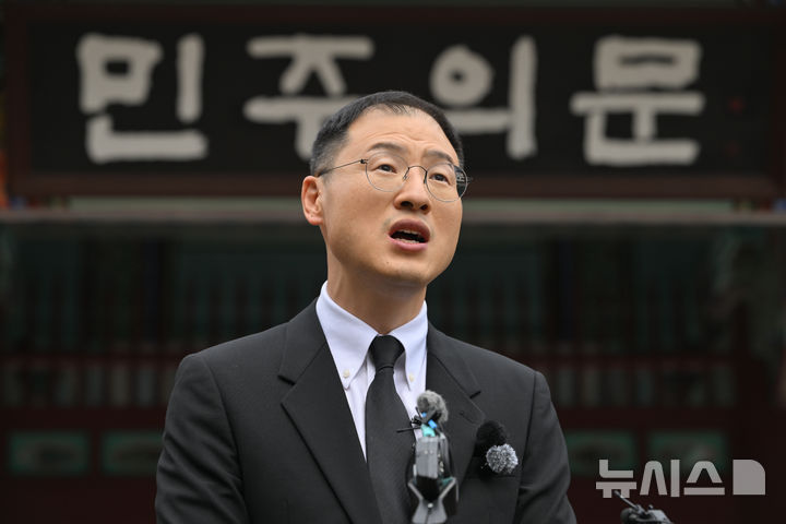 [전남광주=뉴시스] 이영주 기자 = 김상욱 울산시장이 28일 오전 전남광주 북구 운정동 국립5·18민주묘지 민주의문 앞에서 취재진 인터뷰하고 있다. 2026.09.28. leeyj2578@newsis.com