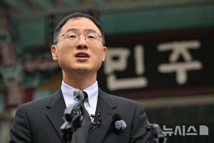 [전남광주=뉴시스] 이영주 기자 = 김상욱 울산시장이 28일 오전 전남광주 북구 운정동 국립5·18민주묘지에서 참배를 마친 뒤 취재진 인터뷰하고 있다. 2026.09.28. leeyj2578@newsis.com