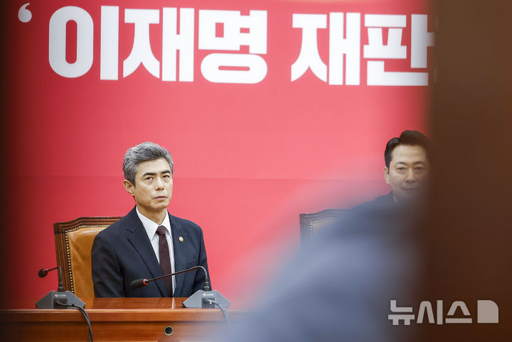 [서울=뉴시스] 정병혁 기자 = 28일 서울 여의도 국회에서 열린 장동혁 국민의힘 대표와 강신철 국방부 장관의 면담이 비공개 전환되고 있다. 2026.09.28. jhope@newsis.com