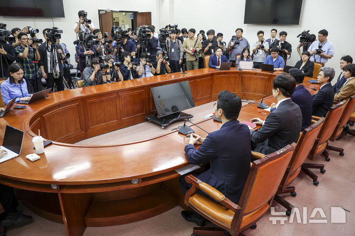 [서울=뉴시스] 정병혁 기자 = 장동혁 국민의힘 대표가 28일 서울 여의도 국회에서 강신철 국방부 장관과 면담을 하고 있다. 2026.09.28. jhope@newsis.com