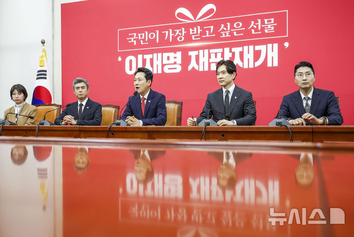 [서울=뉴시스] 정병혁 기자 = 장동혁 국민의힘 대표가 28일 서울 여의도 국회에서 강신철 국방부 장관과 면담을 하고 있다. 2026.09.28. jhope@newsis.com