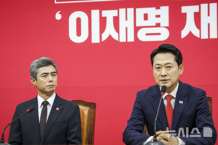 [서울=뉴시스] 정병혁 기자 = 장동혁 국민의힘 대표가 28일 서울 여의도 국회에서 강신철 국방부 장관과 만나 발언하고 있다. 2026.09.28. jhope@newsis.com