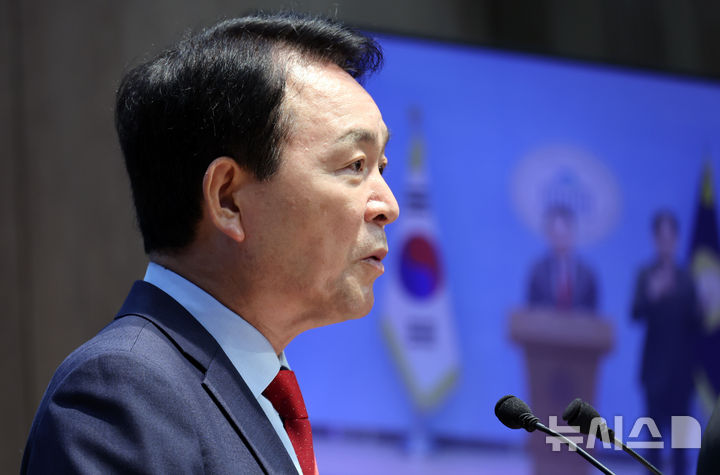 [서울=뉴시스] 최진석 기자 = 성일종 국민의힘 의원이 28일 여의도 국회 소통관에서 농지 전수조사 및 DMZ 지뢰폭발 사고 현안 관련 기자회견을 하고 있다. 2026.09.28. myjs@newsis.com