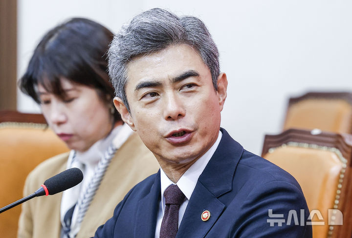[서울=뉴시스] 정병혁 기자 = 강신철 국방부 장관이 28일 서울 여의도 국회에서 장동혁 국민의힘 대표와 만나 발언하고 있다. 2026.09.28. jhope@newsis.com