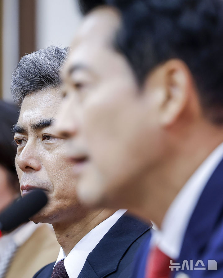 [서울=뉴시스] 정병혁 기자 = 장동혁 국민의힘 대표가 28일 서울 여의도 국회에서 강신철 국방부 장관과 만나 발언하고 있다. 2026.09.28. jhope@newsis.com