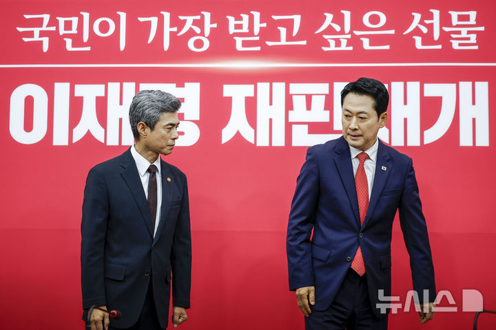 [서울=뉴시스] 정병혁 기자 = 장동혁 국민의힘 대표가 28일 서울 여의도 국회에서 강신철 국방부 장관과 만나 자리에 앉고 있다. 2026.09.28. jhope@newsis.com