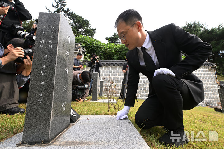 [전남광주=뉴시스] 이영주 기자 = 김상욱 울산시장이 28일 오전 전남광주 북구 운정동 국립5·18민주묘지 행방불명자 묘역에서 7살 나이로 행방불명된 이창현군을 추모하고 있다. 2026.09.28. leeyj2578@newsis.com