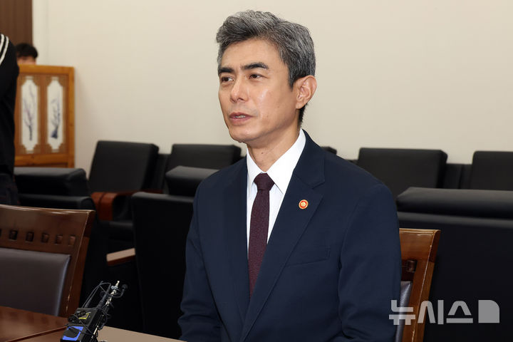 [서울=뉴시스] 국회사진기자단 = 강신철 신임 국방부 장관이 28일 서울 여의도 국회에서 더불어민주당 김민석 대표를 예방하며 발언을 하고 있다. 2026.09.28. photo@newsis.com