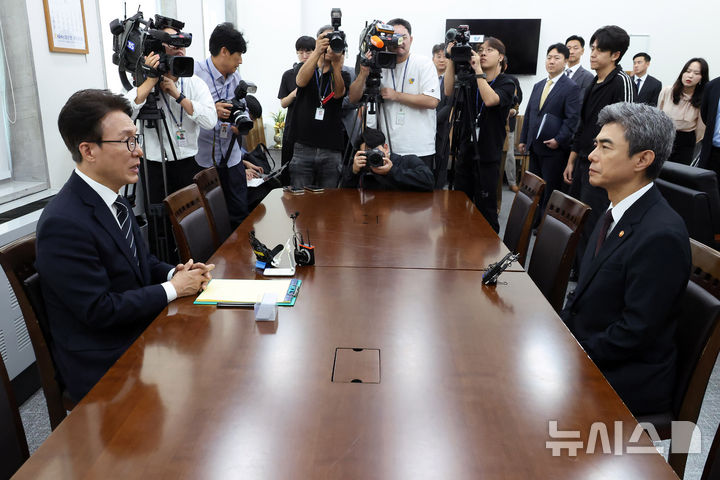 [서울=뉴시스] 국회사진기자단 = 김민석(왼쪽) 더불어민주당 대표가 28일 국회에서 강신철 신임 국방부 장관을 접견하고 있다. 2026.09.28. photo@newsis.com