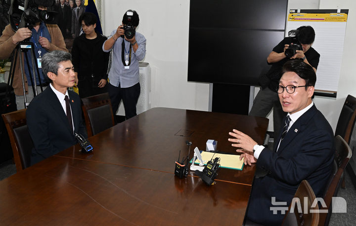 [서울=뉴시스] 국회사진기자단 = 김민석(오른쪽) 더불어민주당 대표가 28일 국회에서 강신철 신임 국방부장관을 접견하고 있다. 2026.09.28. photo@newsis.com