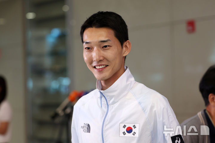 [인천공항=뉴시스] 김명년 기자 = 2026 아이치·나고야 아시안게임 육상 남자 높이뛰기에서 동메달을 획득한 우상혁이 28일 오후 인천국제공항을 통해 귀국해 인터뷰하고 있다. 2026.09.28. kmn@newsis.com