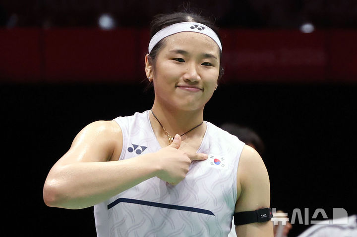 [이치노미야(일본)=뉴시스] 황준선 기자 = 28일(현지 시간) 일본 아이치현 이치노미야시립 종합체육관에서 열린 2026 아이치·나고야 아시안게임 배드민턴 여자 단식 준결승전에서 한국 안세영이 중국 천위페이를 상대로 세트스코어 2-0으로 승리한 뒤 기뻐하고 있다. 2026.09.28. hwang@newsis.com