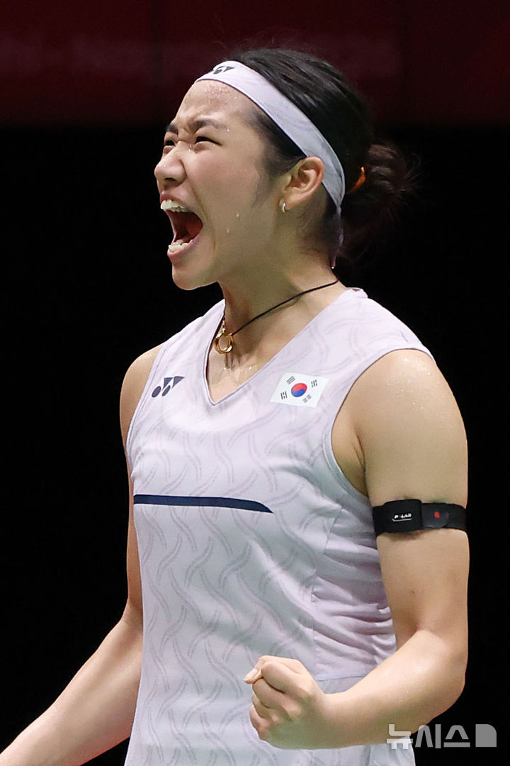 [이치노미야(일본)=뉴시스] 황준선 기자 = 28일(현지 시간) 일본 아이치현 이치노미야시립 종합체육관에서 열린 2026 아이치·나고야 아시안게임 배드민턴 여자 단식 준결승전에서 한국 안세영이 중국 천위페이를 상대로 세트스코어 2-0으로 승리한 뒤 기뻐하고 있다. 2026.09.28. hwang@newsis.com