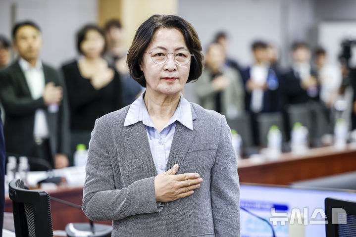 [서울=뉴시스] 정병혁 기자 = 추미애 경기도지사가 28일 서울 여의도 국회 의원회관에서 열린 3기 신도시 자족강화와 신속추진을 위한 국회토론회에서 국민의례를 하고 있다. 2026.09.28. jhope@newsis.com