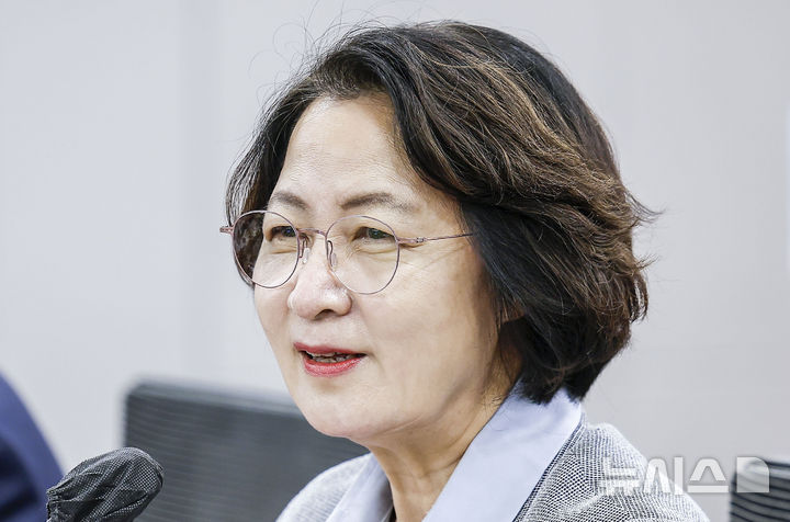 [서울=뉴시스] 정병혁 기자 = 추미애 경기도지사가 28일 서울 여의도 국회 의원회관에서 열린 3기 신도시 자족강화와 신속추진을 위한 국회토론회에서 발언하고 있다. 2026.09.28. jhope@newsis.com