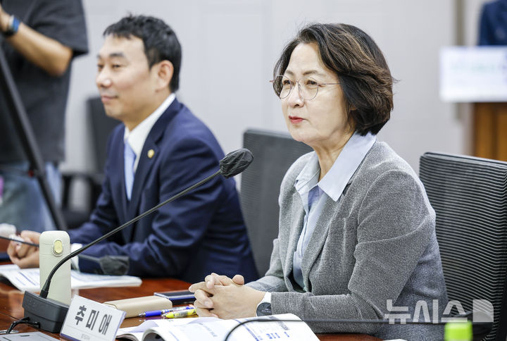 [서울=뉴시스] 정병혁 기자 = 추미애 경기도지사가 28일 서울 여의도 국회 의원회관에서 열린 3기 신도시 자족강화와 신속추진을 위한 국회토론회에서 발언하고 있다. 2026.09.28. jhope@newsis.com