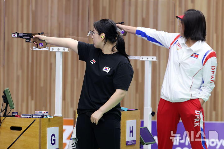 [도요타(일본)=뉴시스] 이영환 기자 = 한국 봉서린과 북한 김현숙이 28일 오후(현지 시간) 일본 도요타시 아이치현 종합사격장에서 열린 2026 아이치·나고야 아시안게임 사격 여자 25m 권총 결선 경기를 치르고 있다. 2026.09.28. 20hwan@newsis.com