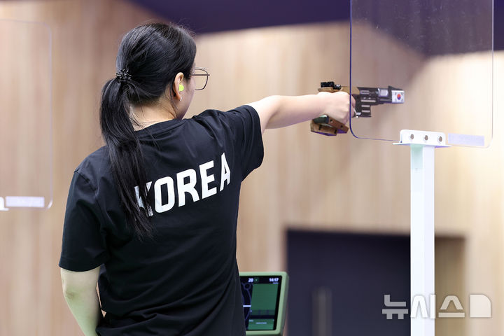 [도요타(일본)=뉴시스] 이영환 기자 = 봉서린이 28일 오후(현지 시간) 일본 도요타시 아이치현 종합사격장에서 열린 2026 아이치·나고야 아시안게임 사격 여자 25m 권총 결선 경기를 치르고 있다. 2026.09.28. 20hwan@newsis.com