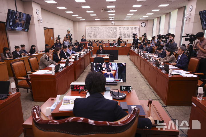 [서울=뉴시스] 김근수 기자 = 서영교 국회 법제사법위원회 위원장이 28일 오전 서울 여의도 국회에서 열린 제439회국회정기회 제8차 법제사법위원회에서 의사봉을 두드리고 있다. 2026.09.28. ks@newsis.com