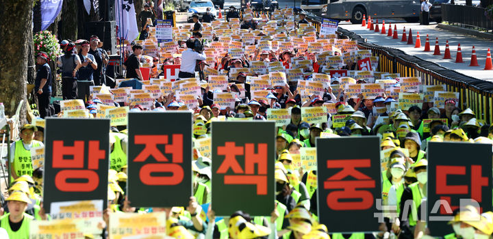 [서울=뉴시스] 전신 기자 = 지난 9월 28일 서울 종로구 청와대 사랑채 인근에서 열린 '일방적 강압적 공공정책 분쇄, 일방통행 이재명 정권 규탄 공공노련 조합간부 총력투쟁 결의대회'에서 참석자들이 구호를 외치고 있다. 2026.09.28. photo1006@newsis.com