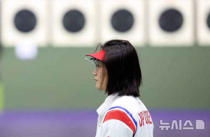 [도요타(일본)=뉴시스] 이영환 기자 = 북한 김현숙이 28일 오후(현지 시간) 일본 도요타시 아이치현 종합사격장에서 열린 2026 아이치·나고야 아시안게임 사격 여자 25m 권총 결선에서 잠시 생각에 잠겨 있다. 2026.09.28. 20hwan@newsis.com