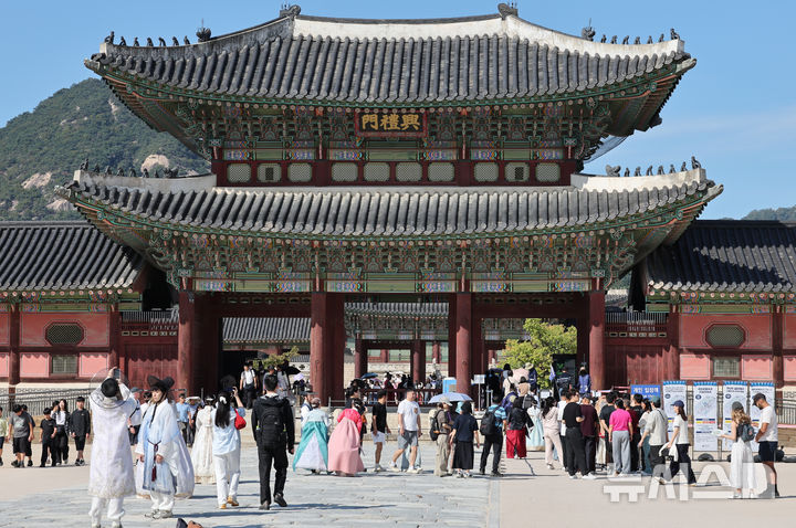 [서울=뉴시스] 박주성 기자 = 정부가 올해 외국인 관광객 2300만 명 유치를 목표로 한 가운데 8월까지 한국을 찾은 외국인 관광객이 1500만 명을 넘어섰다.문화체육관광부(장관 최휘영)는 1~8월 방한 외국인 관광객이 1504만8435명으로 지난해 같은 기간보다 21.6% 증가했다고 28일 밝혔다. 사진은 28일 서울 경복궁을 찾은 외국인 관광객들의 모습. 2026.09.28. park7691@newsis.com