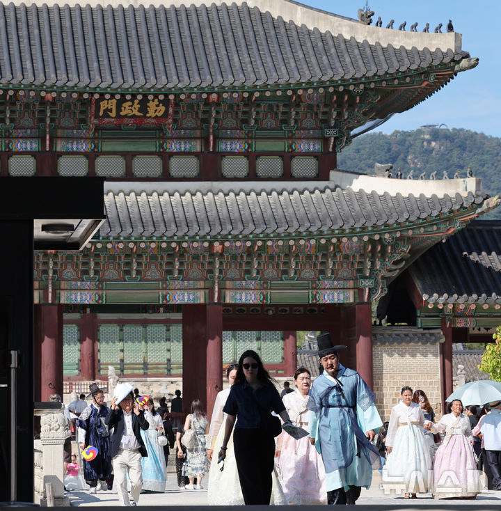 [서울=뉴시스] 박주성 기자 = 9월28일 서울 경복궁을 찾은 외국인 관광객들의 모습. 2026.09.28. park7691@newsis.com