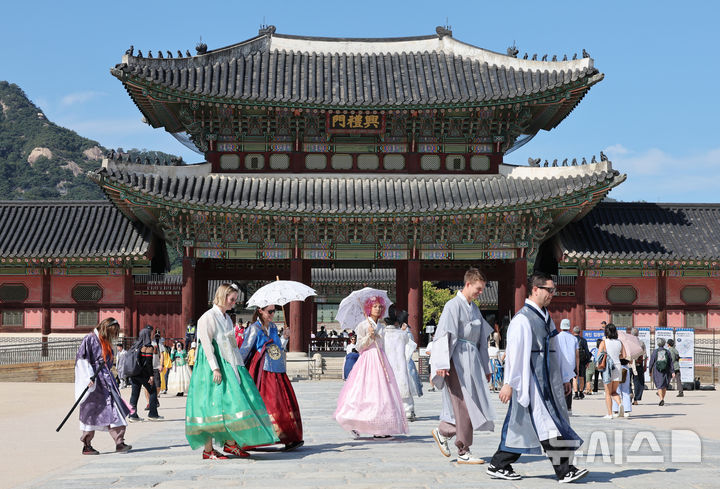 [서울=뉴시스] 박주성 기자 = 정부가 올해 외국인 관광객 2300만 명 유치를 목표로 한 가운데 8월까지 한국을 찾은 외국인 관광객이 1500만 명을 넘어섰다.문화체육관광부(장관 최휘영)는 1~8월 방한 외국인 관광객이 1504만8435명으로 지난해 같은 기간보다 21.6% 증가했다고 28일 밝혔다. 사진은 28일 서울 경복궁을 찾은 외국인 관광객들의 모습. 2026.09.28. park7691@newsis.com