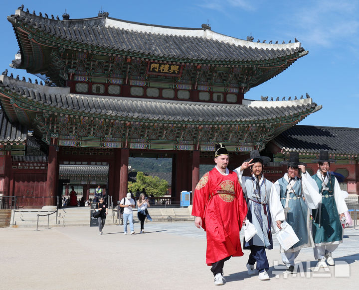 [서울=뉴시스] 박주성 기자 = 9월28일 서울 경복궁을 찾은 외국인 관광객들의 모습. 2026.09.28. park7691@newsis.com