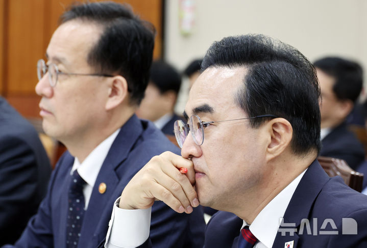 [서울=뉴시스] 최진석 기자 = 이형일(왼쪽) 경제부총리 겸 재정경제부 장관과 박홍근 기획예산처 장관이 지난달 28일 여의도 국회에서 열린 제439회국회 (정기회) 재정경제기획위원회 제5차 전체회의에 출석해 자리한 모습. 2026.09.28. myjs@newsis.com