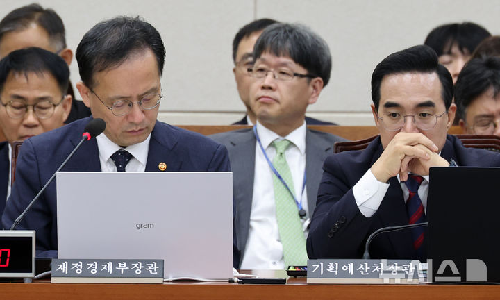 [서울=뉴시스] 최진석 기자 = 이형일(왼쪽) 부총리 겸 재정경제부 장관과 박홍근 기획예산처 장관이 지난달 28일 여의도 국회에서 열린 제439회국회 (정기회) 재정경제기획위원회 제5차 전체회의에 출석해 자리하고 있다. 2026.09.28. myjs@newsis.com