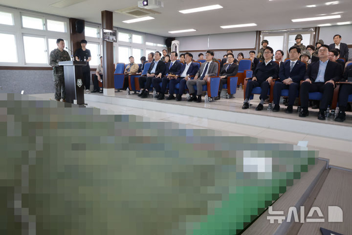 [서울=뉴시스] 국회사진기자단 = 국회 국방위원회 소속 의원들이 28일 지뢰 폭발 사고가 발생한 육군 25사단을 찾아 관계자의 설명을 듣고 있다. 2026.09.28. photo@newsis.com