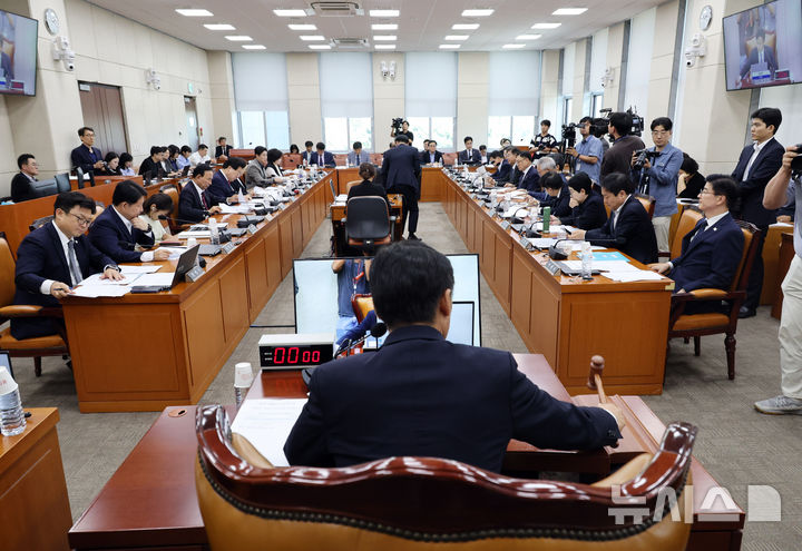 [서울=뉴시스] 최진석 기자 = 김영진 국회 행정안전위원회 위원장이 28일 여의도 국회에서 열린 제439회국회 (정기회) 행정안전위원회 제3차 전체회의를 주재하고 있다. 2026.09.28. myjs@newsis.com