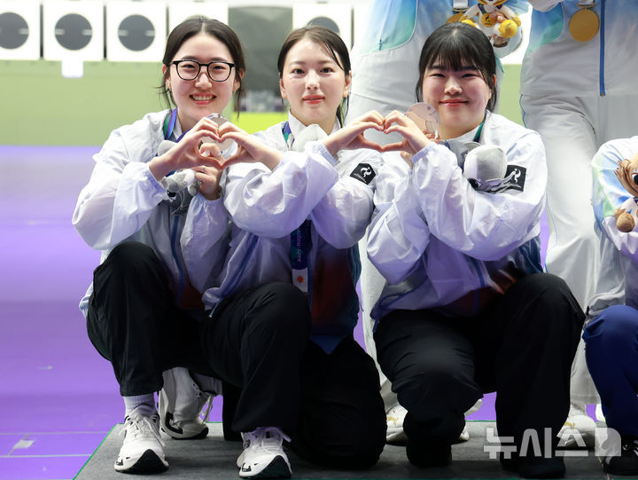 [도요타(일본)=뉴시스] 이영환 기자 = 28일 오후(현지 시간) 일본 도요타시 아이치현 종합사격장에서 열린 2026 아이치·나고야 아시안게임 사격 여자 25m 권총 단체전에서 은메달을 획득한 양지인, 봉서린, 오예진이 메달리스트들과 기념촬영을 하고 있다. 2026.09.28. 20hwan@newsis.com