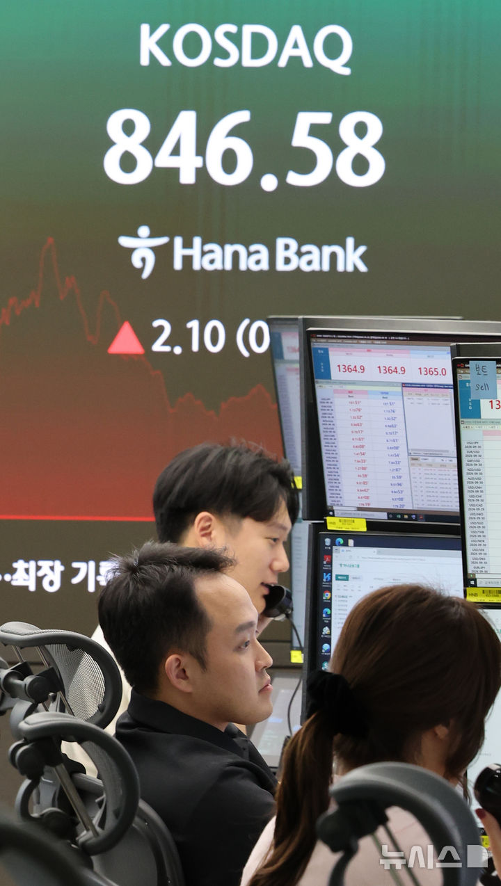 [서울=뉴시스] 박주성 기자 = 지난 28일 오후 서울 중구 하나은행 딜링룸에서 딜러들이 업무를 하고 있다.코스닥 지수는 전일보다 2.10포인트(0.25%) 오른 846.58에 마감했다. 2026.09.28. park7691@newsis.com