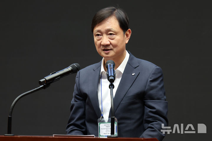 [서울=뉴시스] 조성우 기자 = 이찬진 금융감독원장이 28일 서울 영등포구 금융투자협회에서 열린 2026 한·일 금융협력 콘퍼런스에서 축사하고 있다. 2026.09.28. xconfind@newsis.com