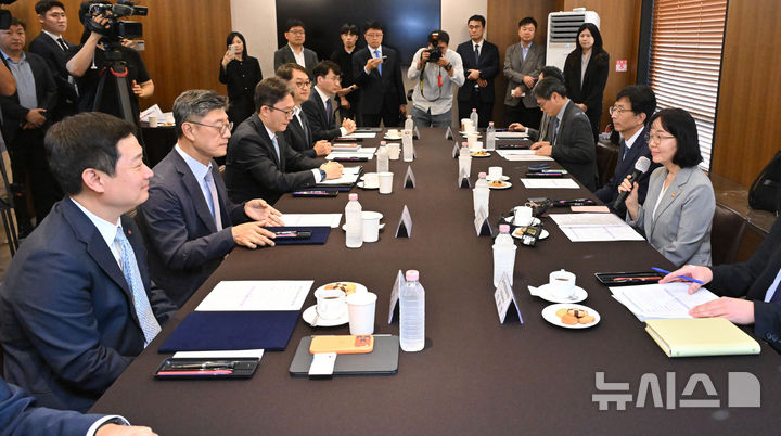 [서울=뉴시스] 김혜진 기자 = 송경희 개인정보보호위원회 위원장이 28일 오후 서울 중구 프레스센터에서 열린 개인정보보위원장-통신 3사 CEO 간담회에 참석해 모두발언을 하고 있다. (공동취재) 2026.09.28. photo@newsis.com