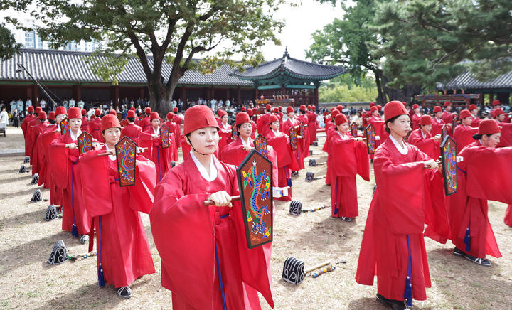 [서울=뉴시스] 28일 서울 종로구 성균관 대성전에서 열린 추기 석전대제에서 일무단이 팔일무를 추고 있다. (사진=성균관유도회총본부 제공) 2026.09.28. photo@newsis.com *재판매 및 DB 금지