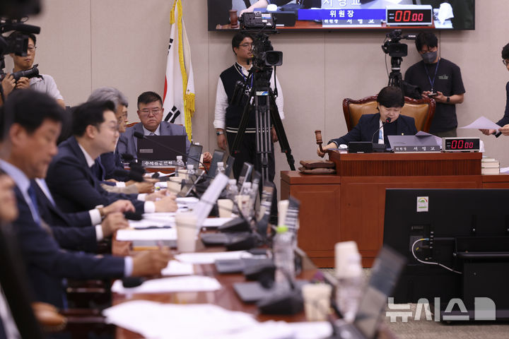 [서울=뉴시스] 김근수 기자 = 서영교 국회 법사위원장이 28일 오전 서울 여의도 국회에서 열린 제439회국회정기회 제8차 법제사법위원회에서 질의에 답하고 있다. 2026.09.28. ks@newsis.com
