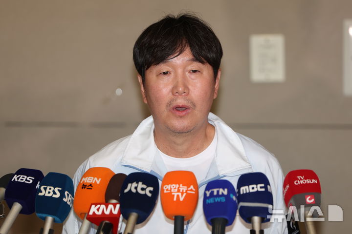 [인천공항=뉴시스] 김명년 기자 = 2026 아이치·나고야 아시안게임에서 우승을 차지한 한국 야구 대표팀 류지현 감독이 28일 인천국제공항을 통해 귀국해 인터뷰를 하고 있다. 2026.09.28. kmn@newsis.com