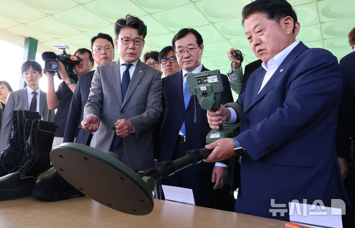 [연천=뉴시스] 국회사진기자단 = 진성준 국회 국방위원장을 비롯한 국방위원들이 28일 오후 경기 연천군 육군 25사단 비룡전망대를 찾아 지뢰덧신과 지뢰 탐지장비 등을 살펴보고 있다. 2026.09.28. photo@newsis.com