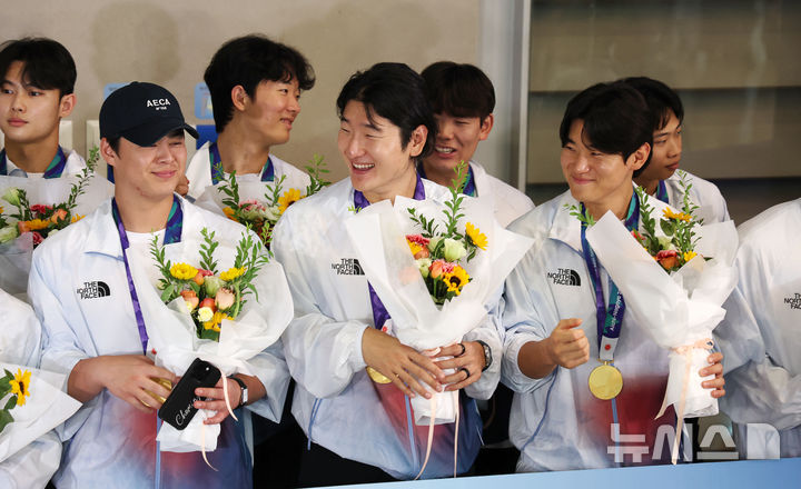 [인천공항=뉴시스] 김명년 기자 = 2026 아이치·나고야 아시안게임에서 우승을 차지한 한국 야구 대표팀 노시환과 곽빈, 김도영 등 선수들이 28일 인천국제공항을 통해 귀국해 꽃다발을 들고 기념 촬영하고 있다. 2026.09.28. kmn@newsis.com