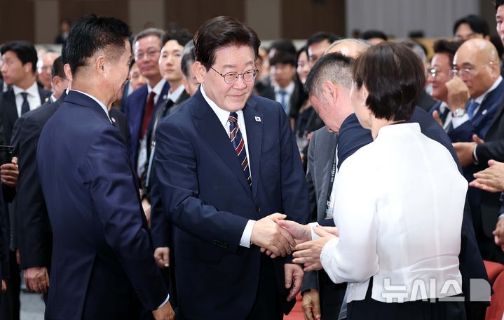 [인천=뉴시스] 조성봉 기자 = 이재명 대통령이 28일 인천 송도에서 열린 제20회 세계한인의 날 기념식에 입장하며 참석자들과 인사하고 있다.(청와대통신사진기자단) 2026.09.28. suncho21@newsis.com