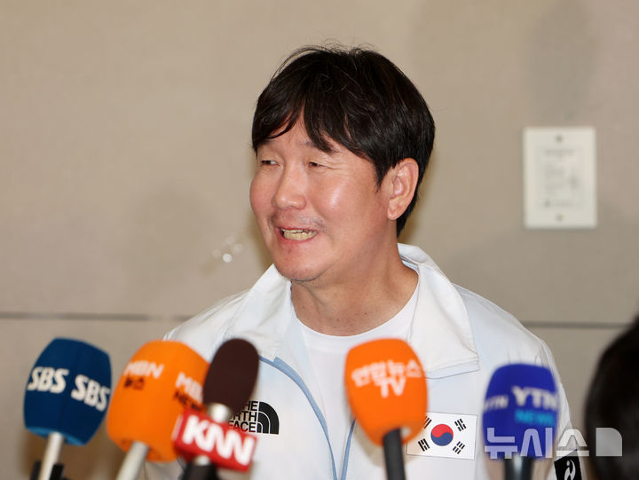 [인천공항=뉴시스] 김명년 기자 = 2026 아이치·나고야 아시안게임에서 우승을 차지한 한국 야구 대표팀 류지현 감독이 28일 인천국제공항을 통해 귀국해 인터뷰를 하고 있다. 2026.09.28. kmn@newsis.com