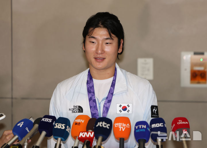 [인천공항=뉴시스] 김명년 기자 = 2026 아이치·나고야 아시안게임에서 우승을 차지한 한국 야구 대표팀 곽빈이 28일 인천국제공항을 통해 귀국해 인터뷰를 하고 있다. 2026.09.28. kmn@newsis.com