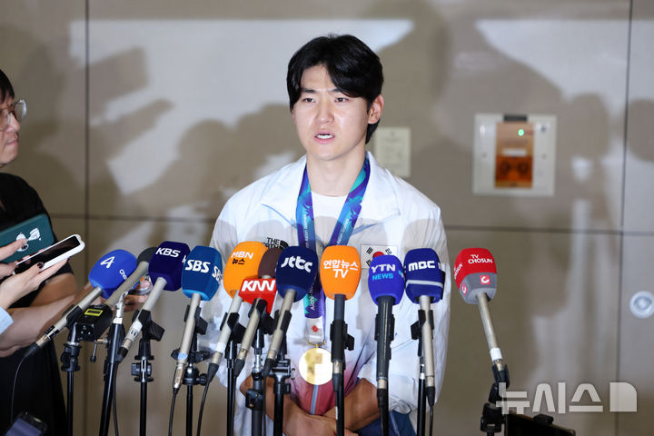 [인천공항=뉴시스] 김명년 기자 = 2026 아이치·나고야 아시안게임에서 우승을 차지한 한국 야구 대표팀 김도영이 28일 인천국제공항을 통해 귀국해 인터뷰를 하고 있다. 2026.09.28. kmn@newsis.com